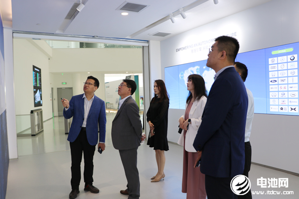 中關(guān)村新型電池技術(shù)創(chuàng)新聯(lián)盟秘書長(zhǎng)于清教一行參觀考察海克斯康制造智能