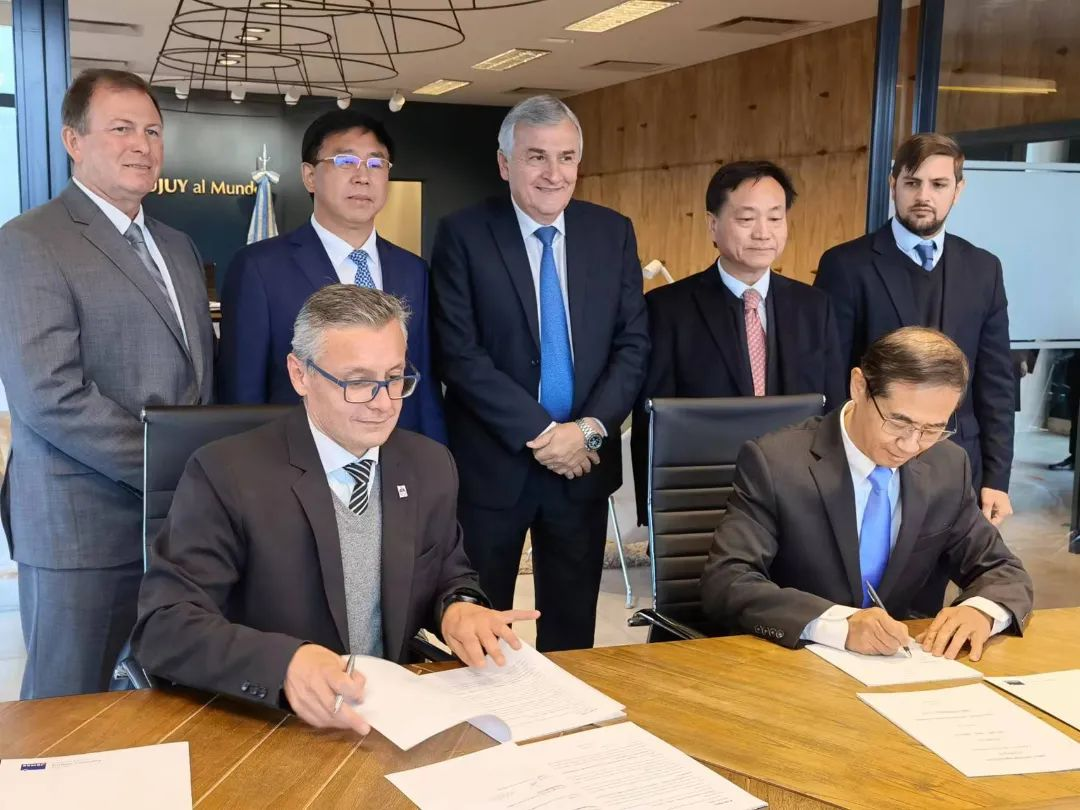 JEMSE總裁菲利普·阿爾博諾茲(Felipe Albornoz)(左)、國軒高科高級副總裁、工研總院院長蔡毅(右)分別代表雙方簽約 JEMSE總裁菲利普·阿爾博諾茲(Felipe Albornoz)(左)、國軒高科高級副總裁、工研總院院長蔡毅(右)分別代表雙方簽約