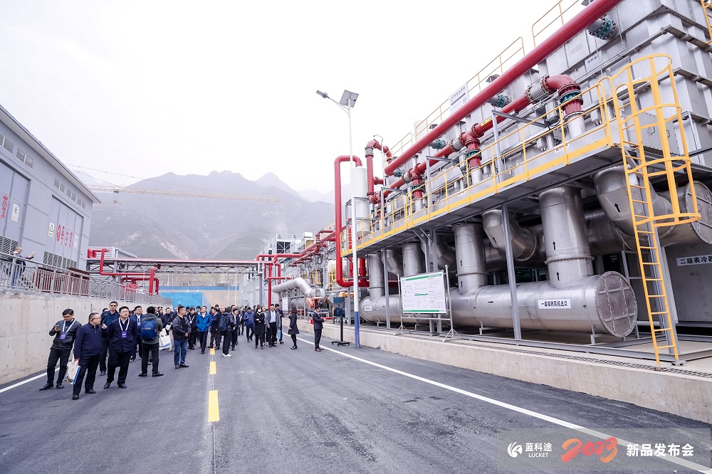 與會嘉賓參觀考察廢氣治理產(chǎn)線