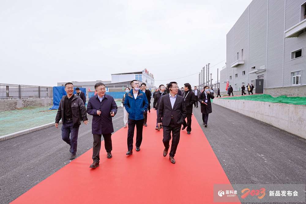 與會嘉賓參觀考察隔膜產(chǎn)線