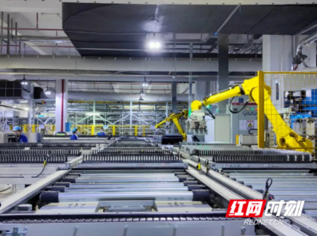 ▲ 寧鄉高新區長沙弗迪電池生產車間，配料、涂布、輥壓、疊片、裝配……每條生產線全工序6秒下線一片電池，日產超5萬片刀片電池。
