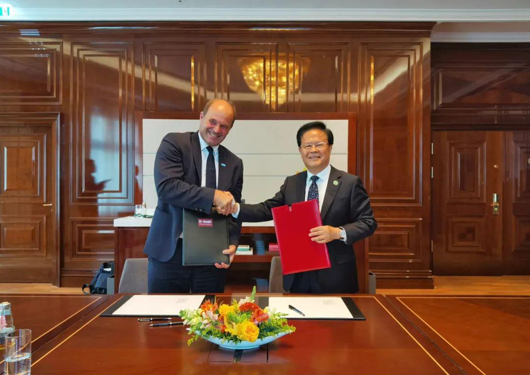 國家發展改革委與巴斯夫歐洲公司簽署合作意向書