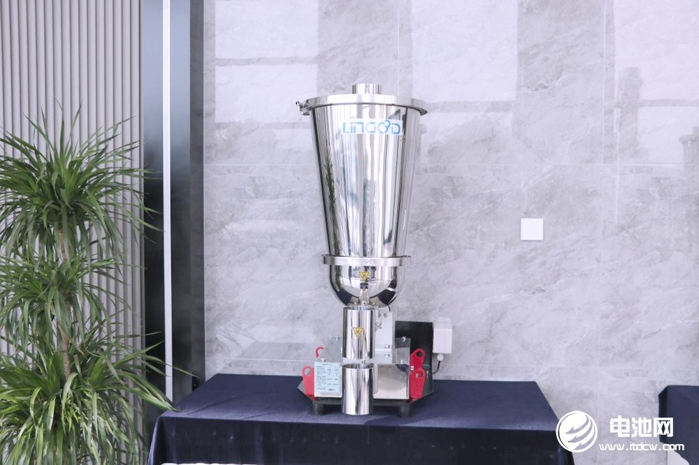 中關(guān)村新型電池技術(shù)創(chuàng)新聯(lián)盟秘書長于清教一行參觀考察靈鴿科技 中關(guān)村新型電池技術(shù)創(chuàng)新聯(lián)盟秘書長于清教一行參觀考察靈鴿科技