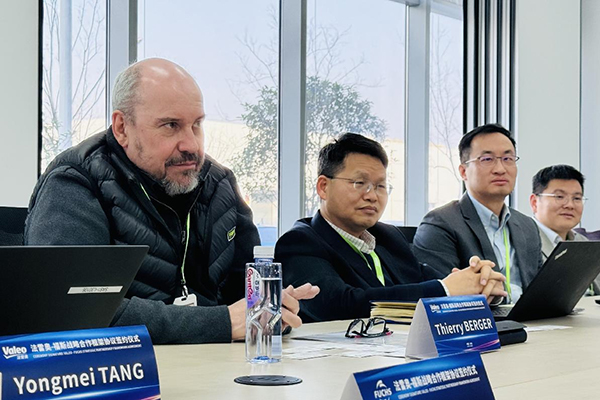 從左至右：法雷奧熱系統(tǒng)中國(guó)區(qū)副總裁Thierry Berger、熱系統(tǒng)中國(guó)區(qū)動(dòng)力總成運(yùn)營(yíng)總監(jiān)王晶、熱系統(tǒng)中國(guó)區(qū)研發(fā)總監(jiān)楊乾洪、平臺(tái)經(jīng)理孫鍵淇
