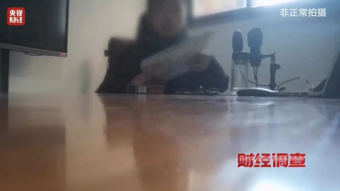 巨大安全隱患!“三無”鋰電池黑作坊,竟藏身居民樓!記者調(diào)查現(xiàn)場,突然起火→ 巨大安全隱患!“三無”鋰電池黑作坊,竟藏身居民樓!記者調(diào)查現(xiàn)場,突然起火→