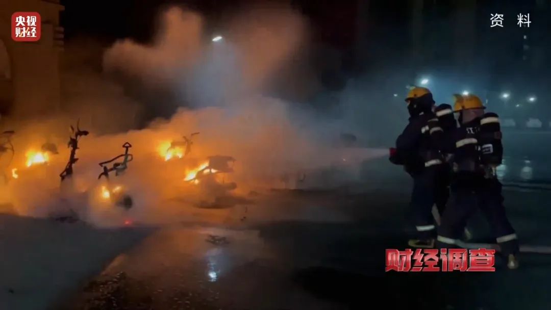 巨大安全隱患！“三無”鋰電池黑作坊，竟藏身居民樓！記者調查現場，突然起火→