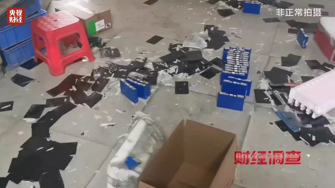 巨大安全隱患！“三無”鋰電池黑作坊，竟藏身居民樓！記者調查現場，突然起火→
