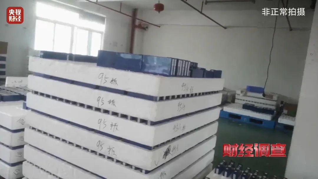 巨大安全隱患！“三無”鋰電池黑作坊，竟藏身居民樓！記者調查現場，突然起火→