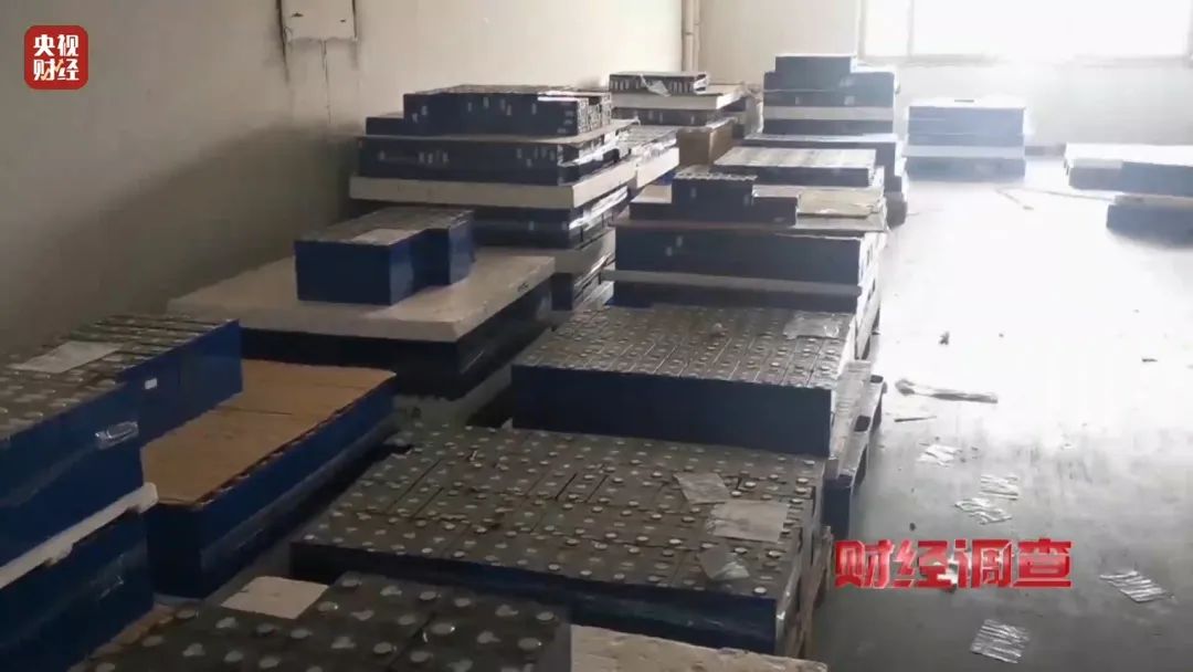 巨大安全隱患！“三無”鋰電池黑作坊，竟藏身居民樓！記者調查現場，突然起火→
