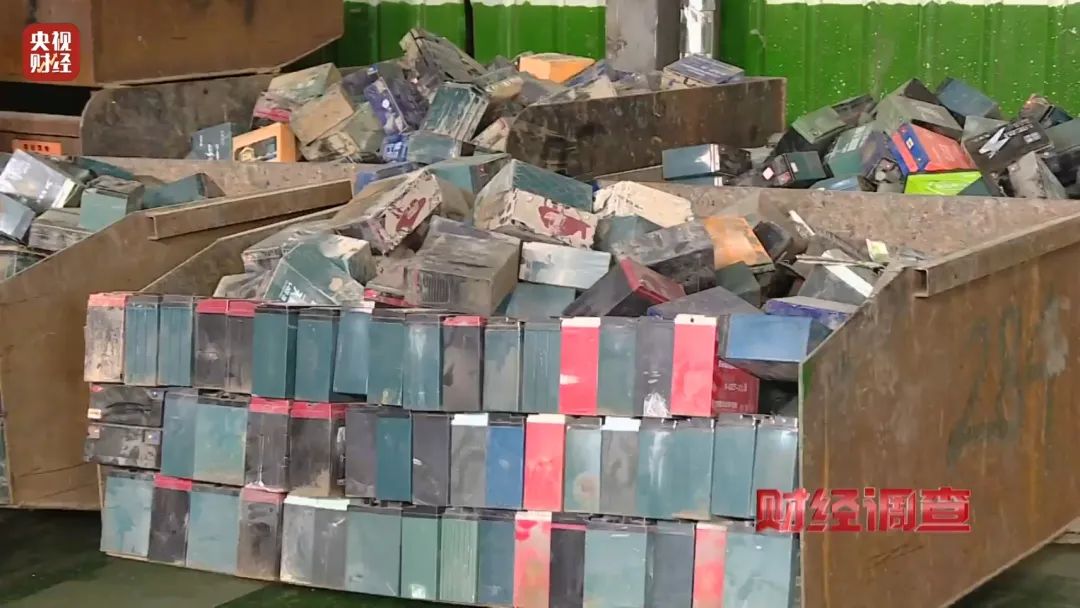 巨大安全隱患！“三無”鋰電池黑作坊，竟藏身居民樓！記者調查現場，突然起火→