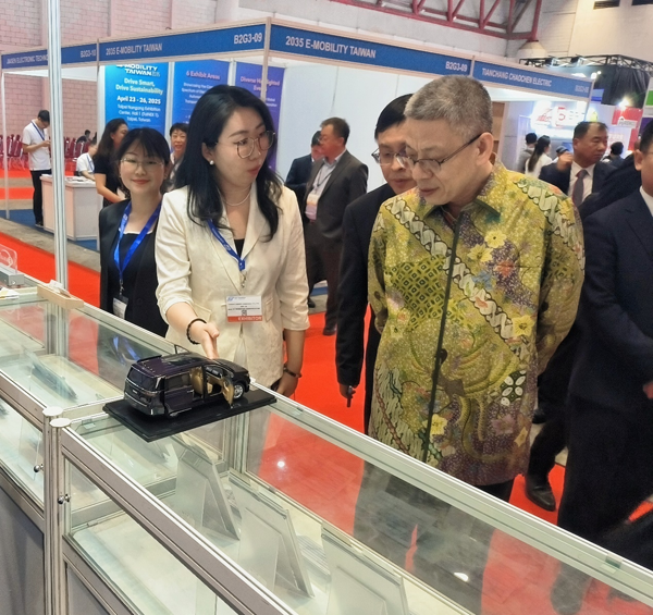 中國商務部亞洲司司長王立平參觀孚能科技展臺 中國商務部亞洲司司長王立平參觀孚能科技展臺