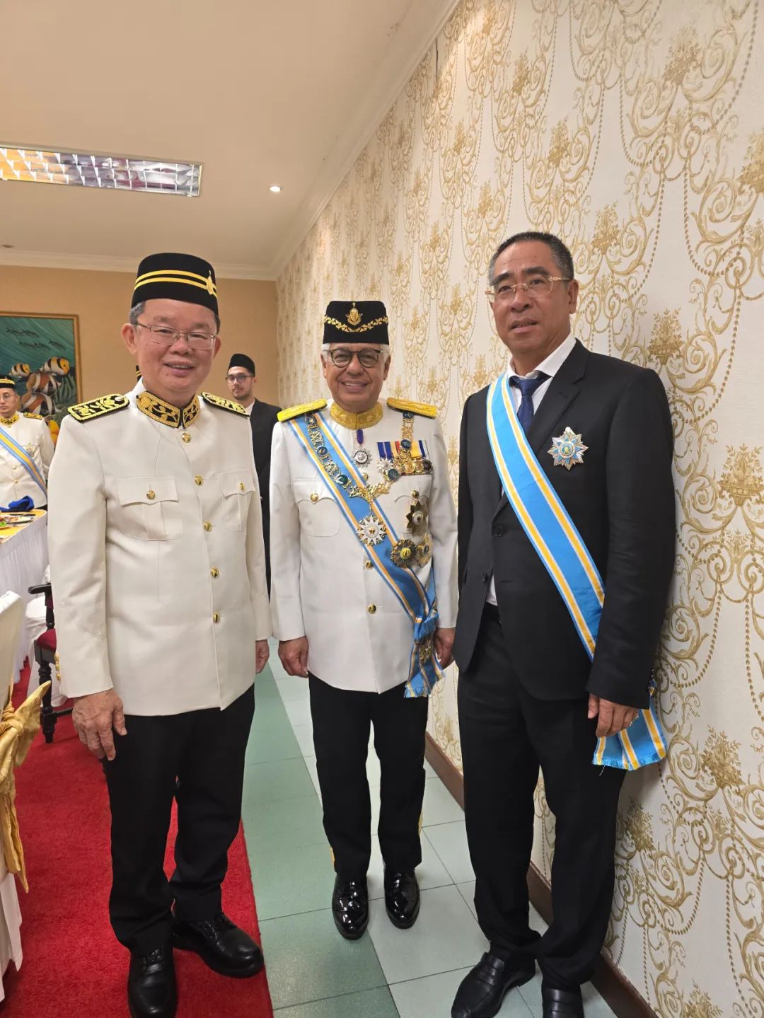 （中間為檳城州元首阿末弗茲，左側(cè)為檳城州首席部長曹觀友，右側(cè)為星源材質(zhì)董事長陳秀峰）