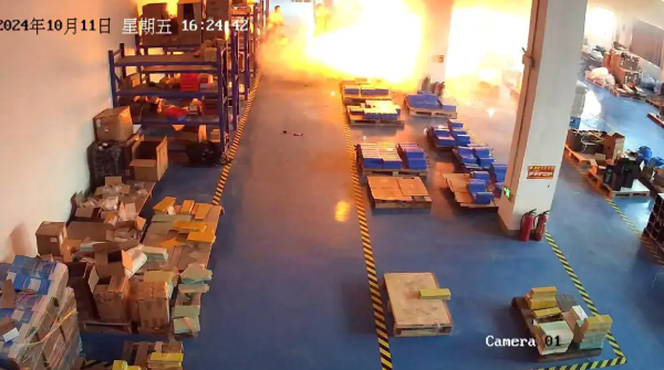 靜靜堆放的鋰電池也會爆炸？廣東佛山一電池廠燒了……