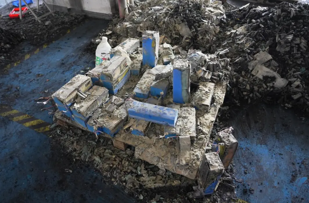 靜靜堆放的鋰電池也會爆炸？廣東佛山一電池廠燒了……