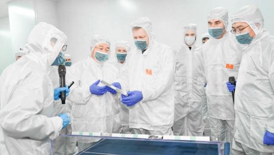 菲佐總理在國軒高科大眾UC工廠產(chǎn)線內(nèi)仔細(xì)端詳標(biāo)準(zhǔn)電芯