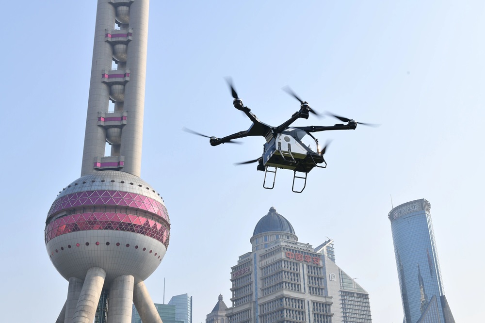 小鵬匯天“陸地航母”飛越上海陸家嘴 預計2026年量產交付